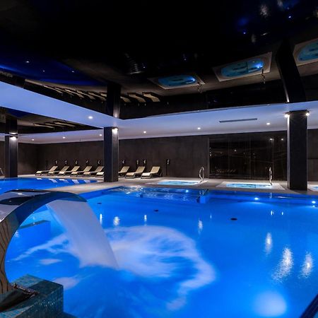 Green Mountain 5* Hotel カルパッチ エクステリア 写真 The swimming pool at the hotel