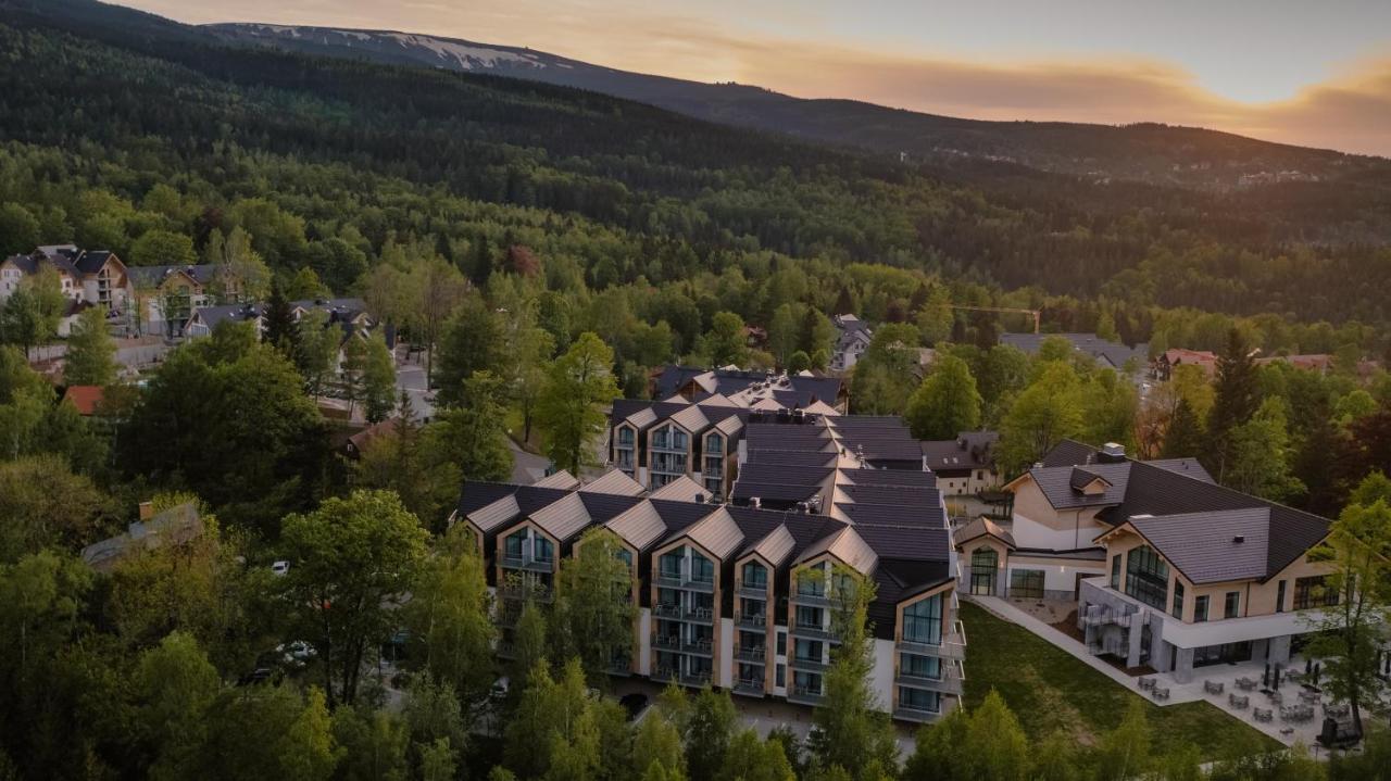 Green Mountain 5* Hotel カルパッチ エクステリア 写真 Residential complex in the village of Kaskovo, 2019