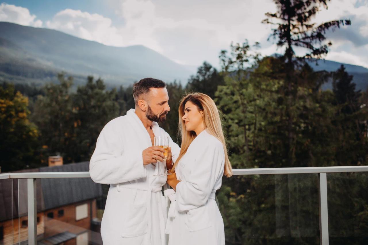 Green Mountain 5* Hotel カルパッチ エクステリア 写真 A couple wearing bathrobes