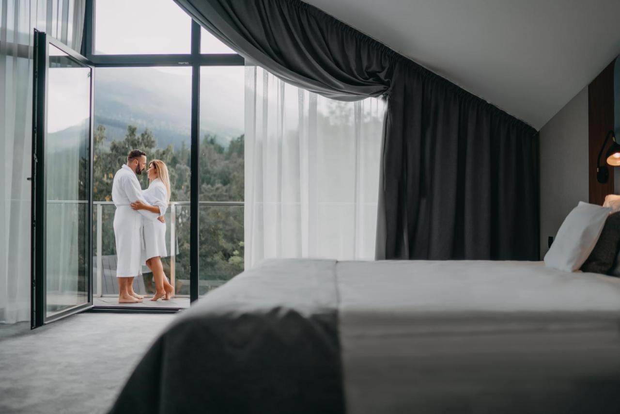 Green Mountain 5* Hotel カルパッチ エクステリア 写真 A couple at the hotel
