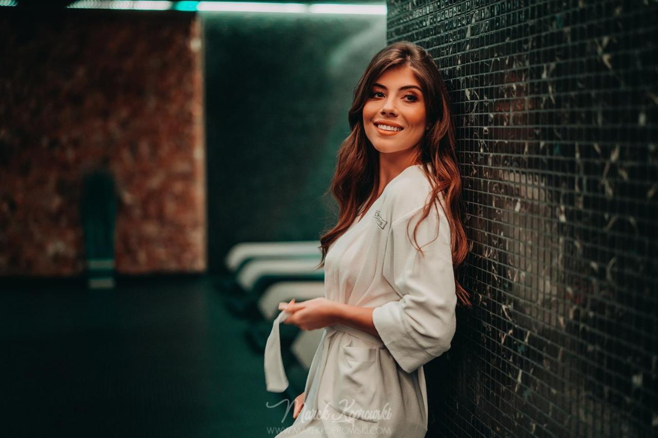 Green Mountain 5* Hotel カルパッチ エクステリア 写真 A woman wearing a white shirt