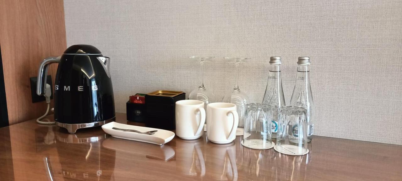 Green Mountain 5* Hotel カルパッチ エクステリア 写真 Bottled water in a hotel room
