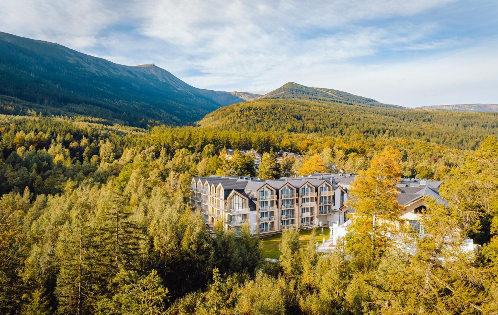 Green Mountain 5* Hotel カルパッチ エクステリア 写真 Aerial view of the hotel