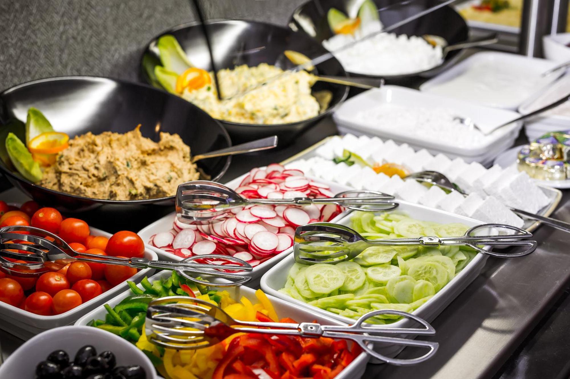 Green Mountain 5* Hotel カルパッチ エクステリア 写真 A salad bar