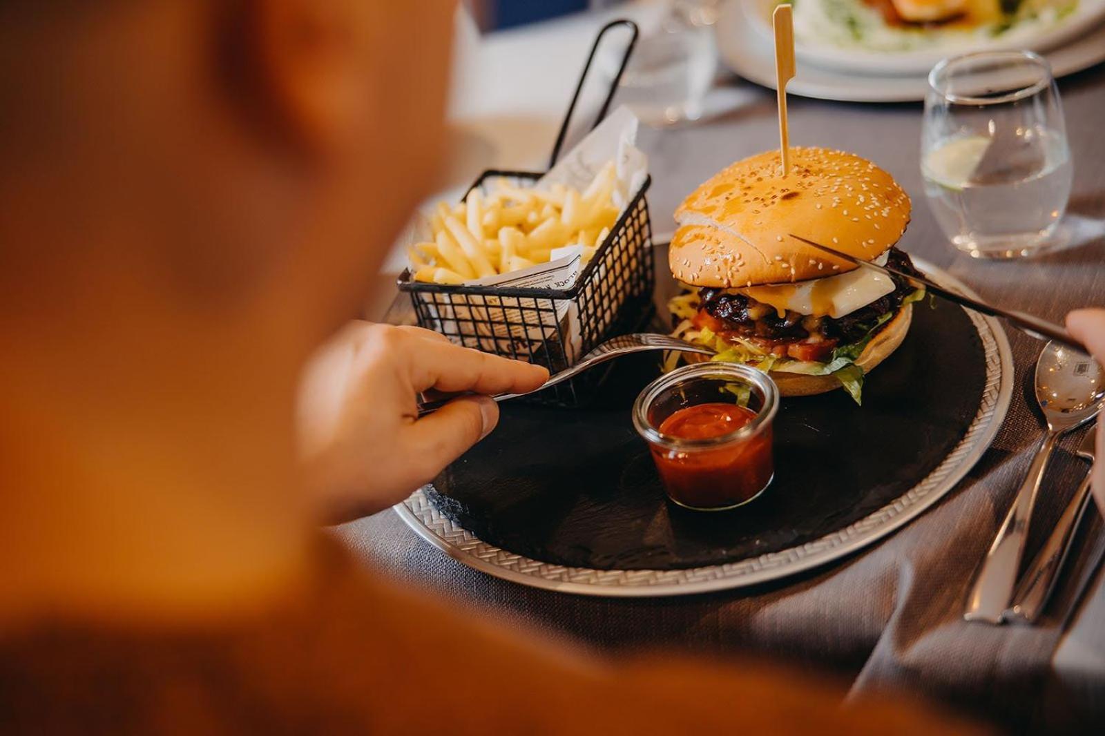 Green Mountain 5* Hotel カルパッチ エクステリア 写真 A hamburger with chips
