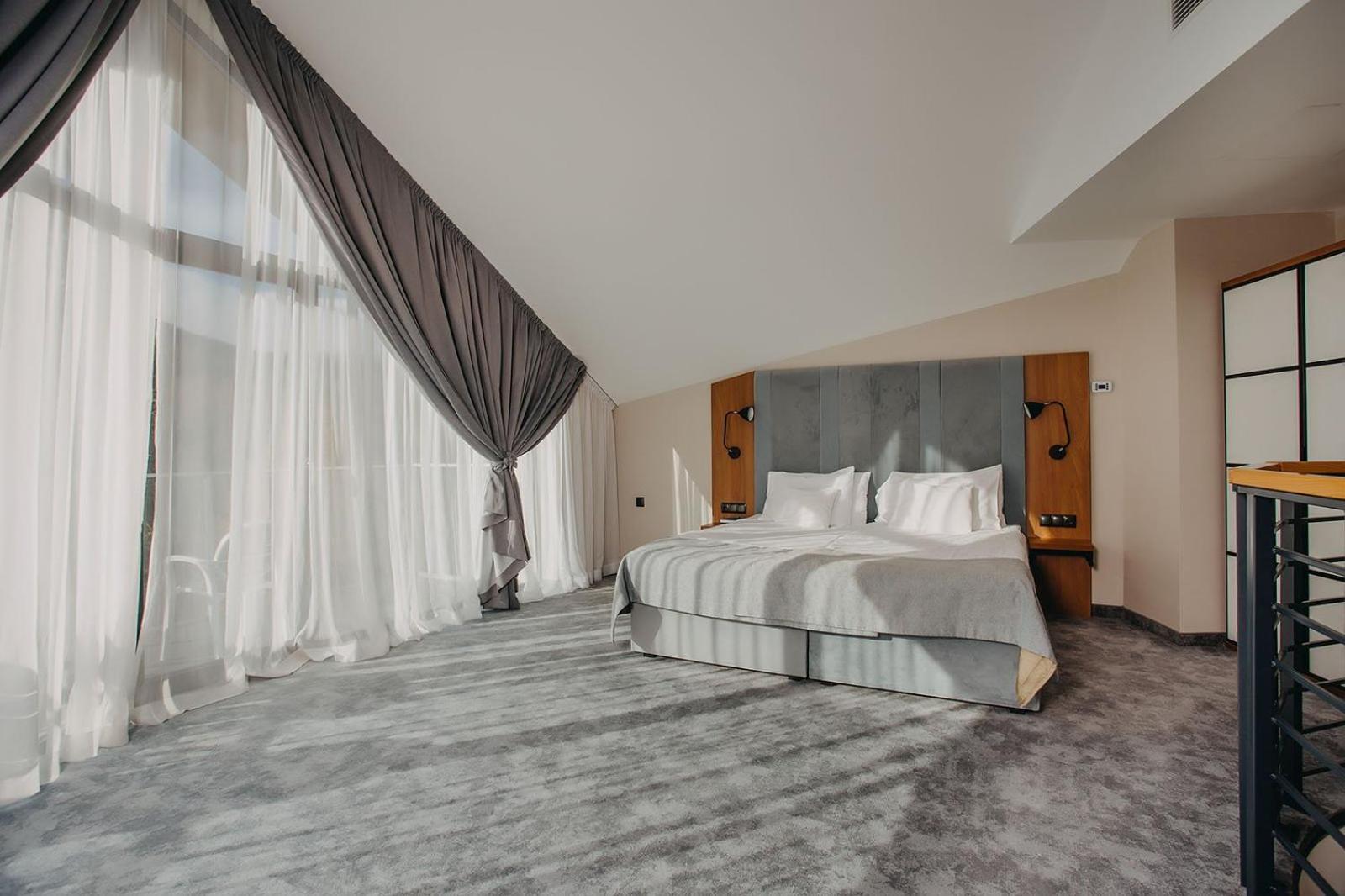Green Mountain 5* Hotel カルパッチ エクステリア 写真 A room at the hotel