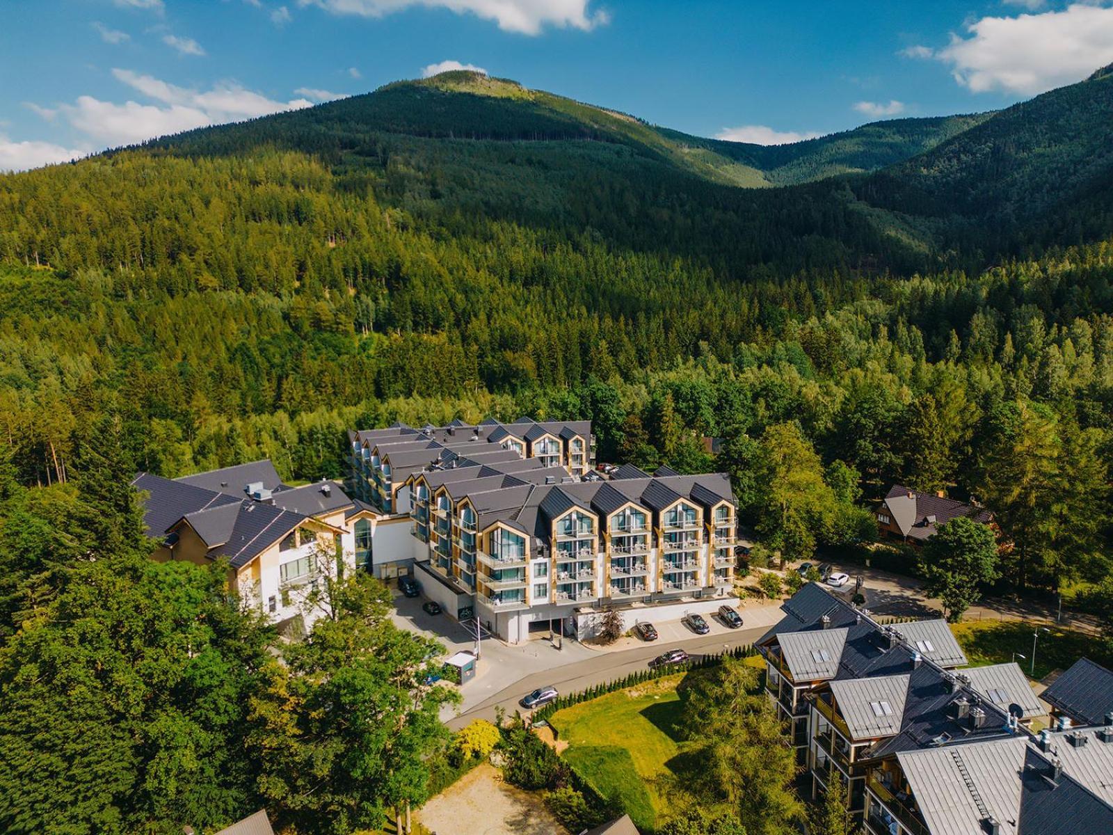 Green Mountain 5* Hotel カルパッチ エクステリア 写真 Aerial view of the resort