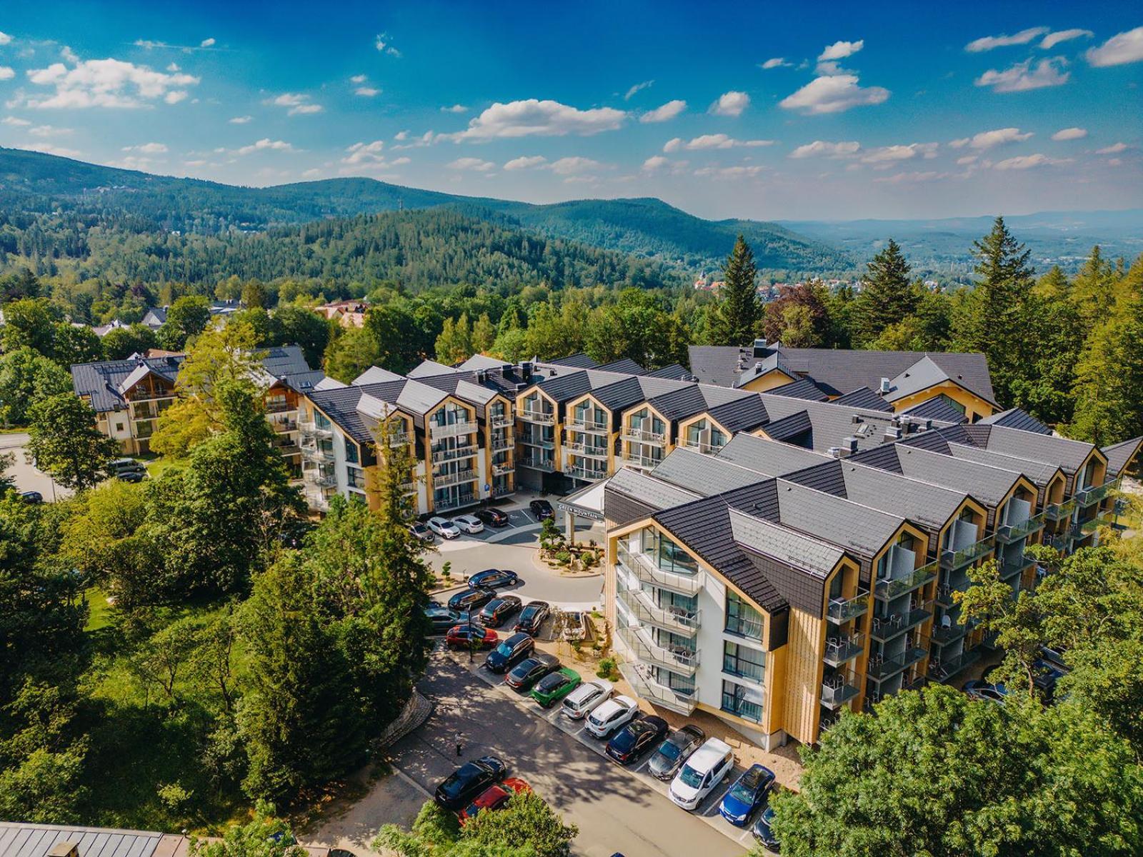 Green Mountain 5* Hotel カルパッチ エクステリア 写真 Aerial view of the hotel