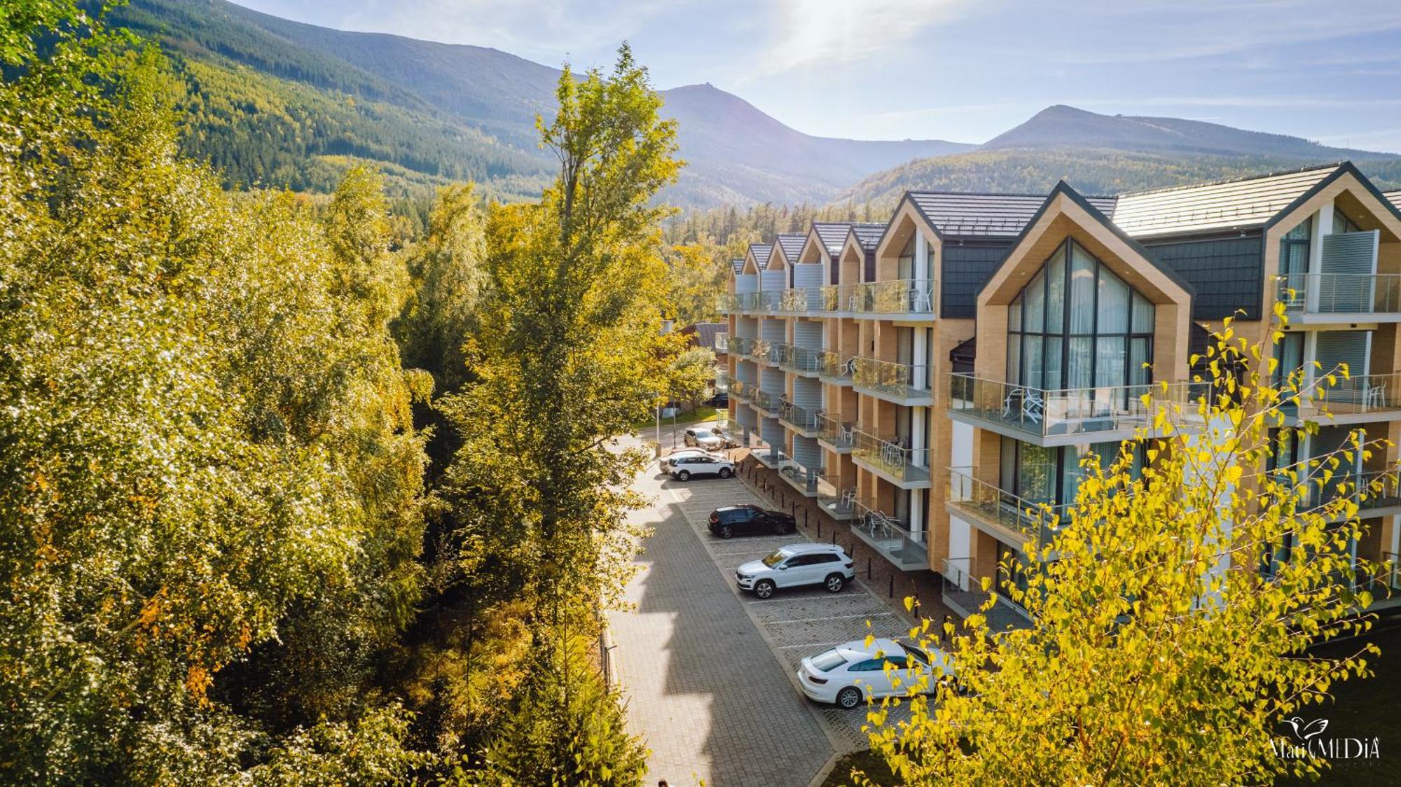 Green Mountain 5* Hotel カルパッチ エクステリア 写真 Residential complex in the village