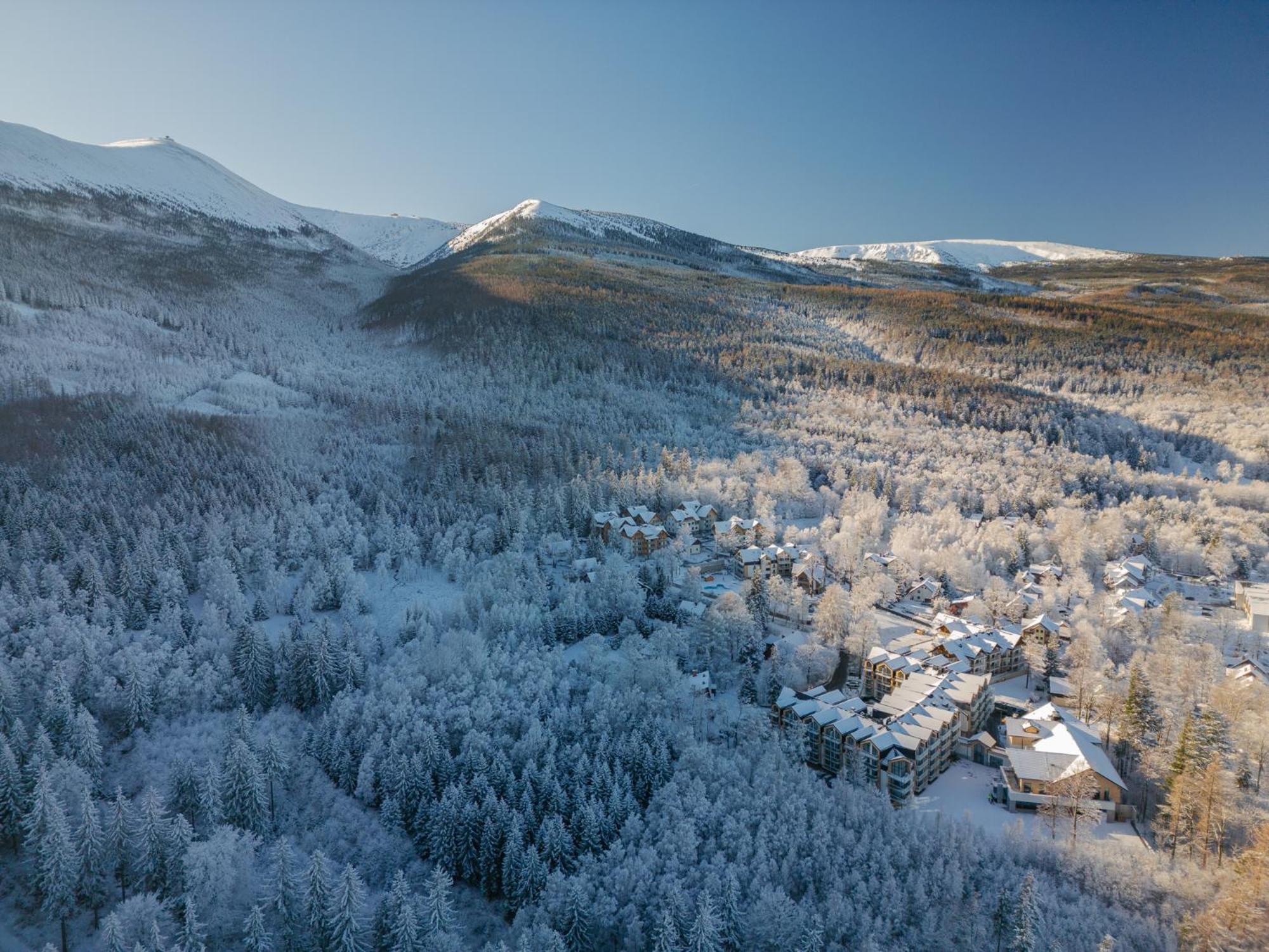 Green Mountain 5* Hotel カルパッチ エクステリア 写真 Aerial view of the village