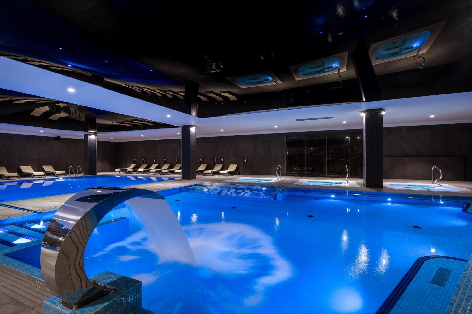 Green Mountain 5* Hotel カルパッチ エクステリア 写真 The swimming pool at the hotel