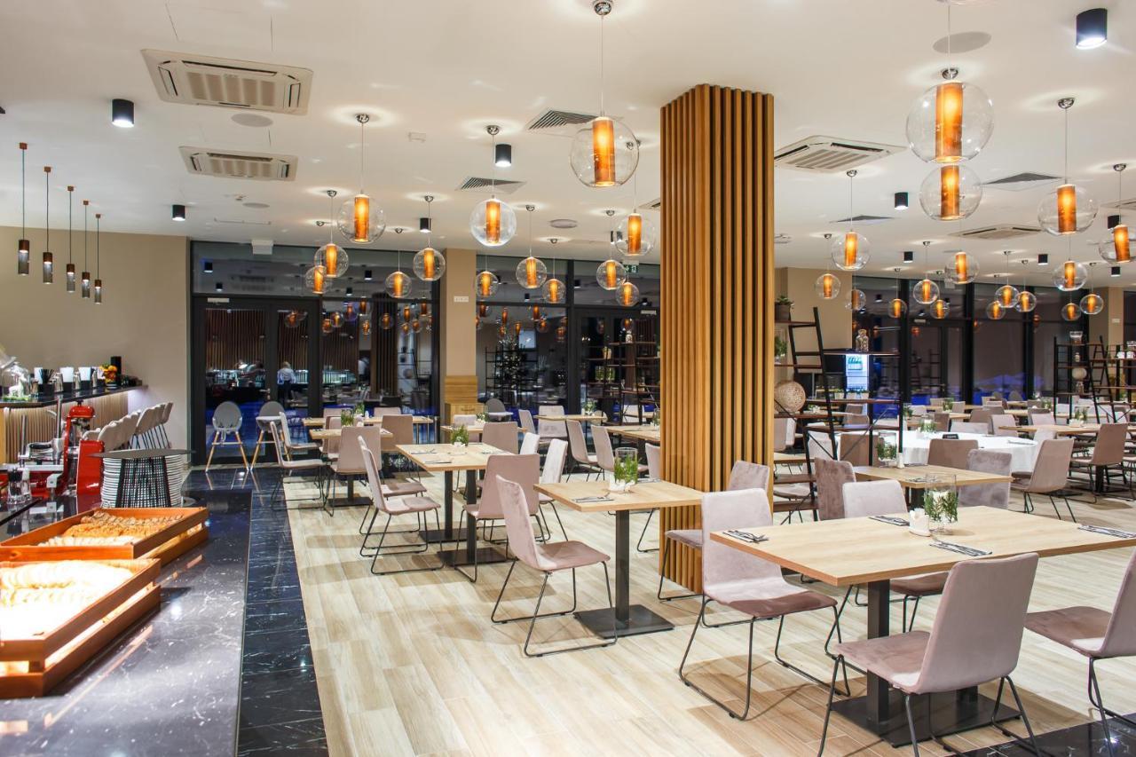 Green Mountain 5* Hotel カルパッチ エクステリア 写真 The interior of the restaurant