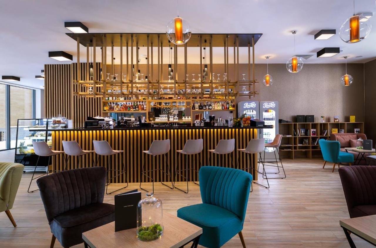 Green Mountain 5* Hotel カルパッチ エクステリア 写真 The lounge at the airport