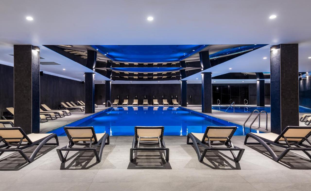 Green Mountain 5* Hotel カルパッチ エクステリア 写真 The pool at the hotel