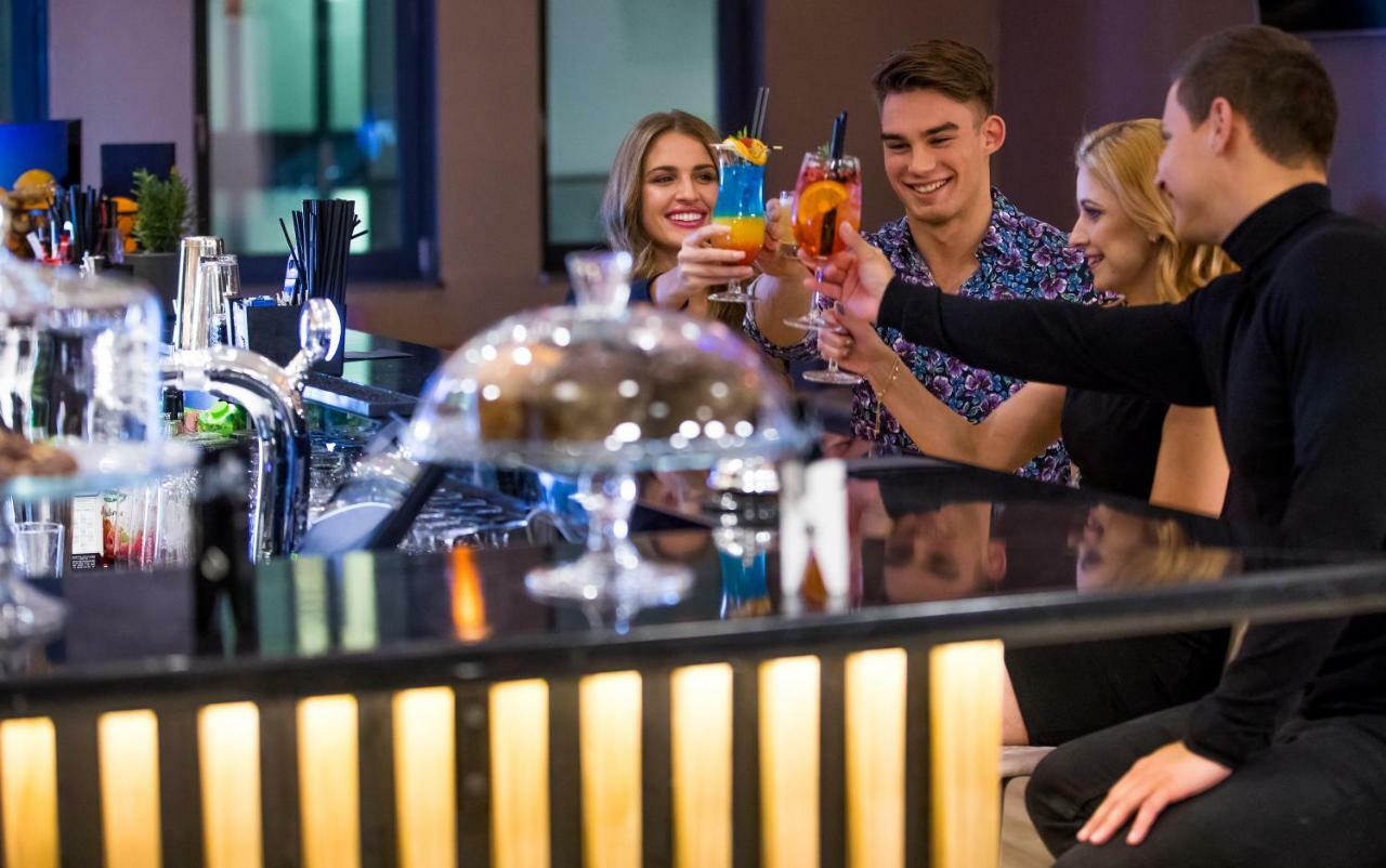 Green Mountain 5* Hotel カルパッチ エクステリア 写真 A group of friends drinking cocktails