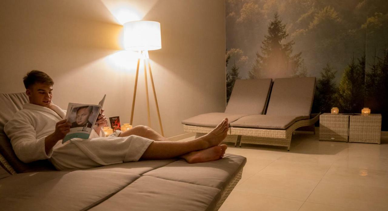 Green Mountain 5* Hotel カルパッチ エクステリア 写真 A woman relaxing in a spa